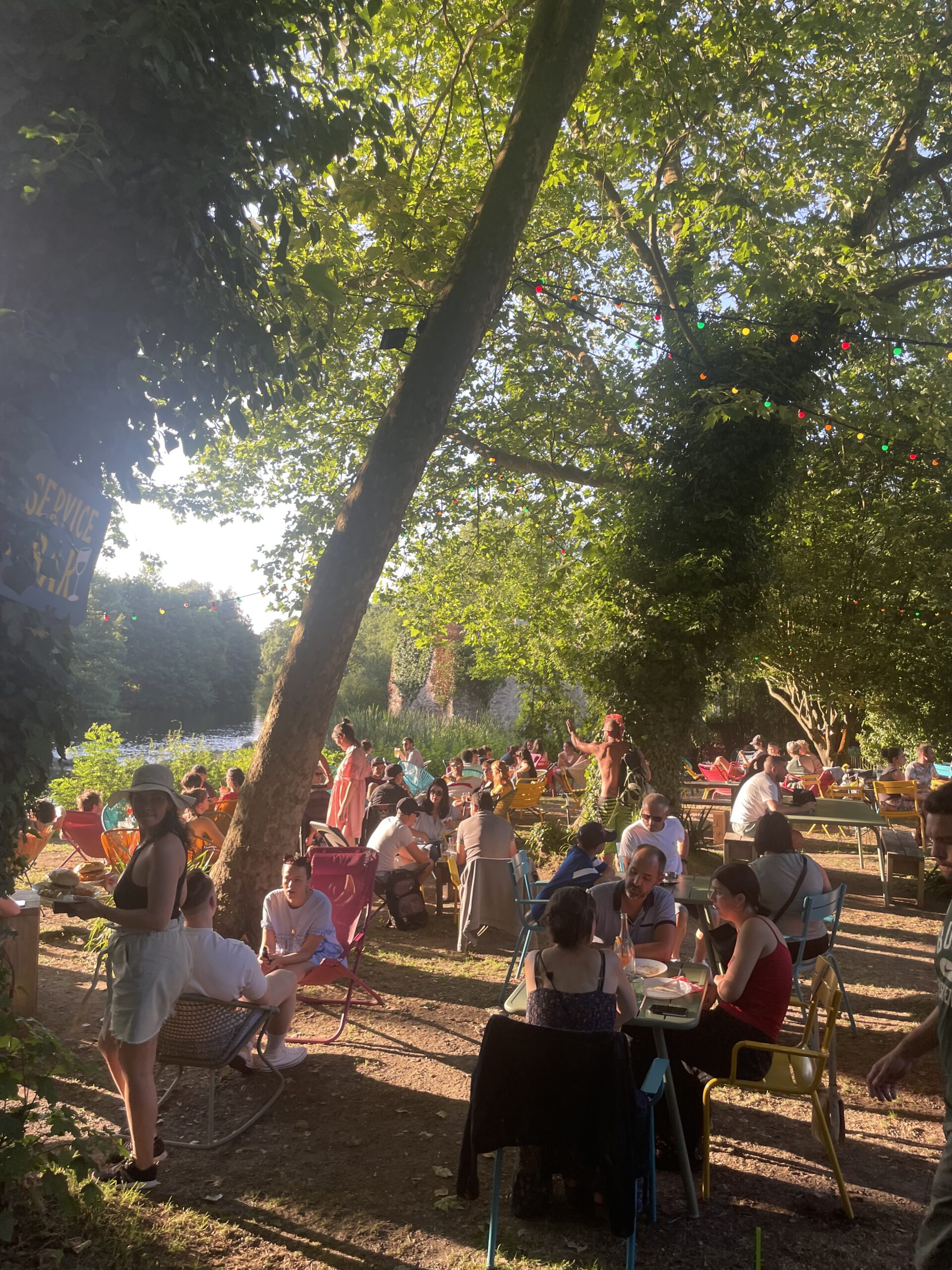 Espace détente avec transats et cocktails au bar La Cascade en été